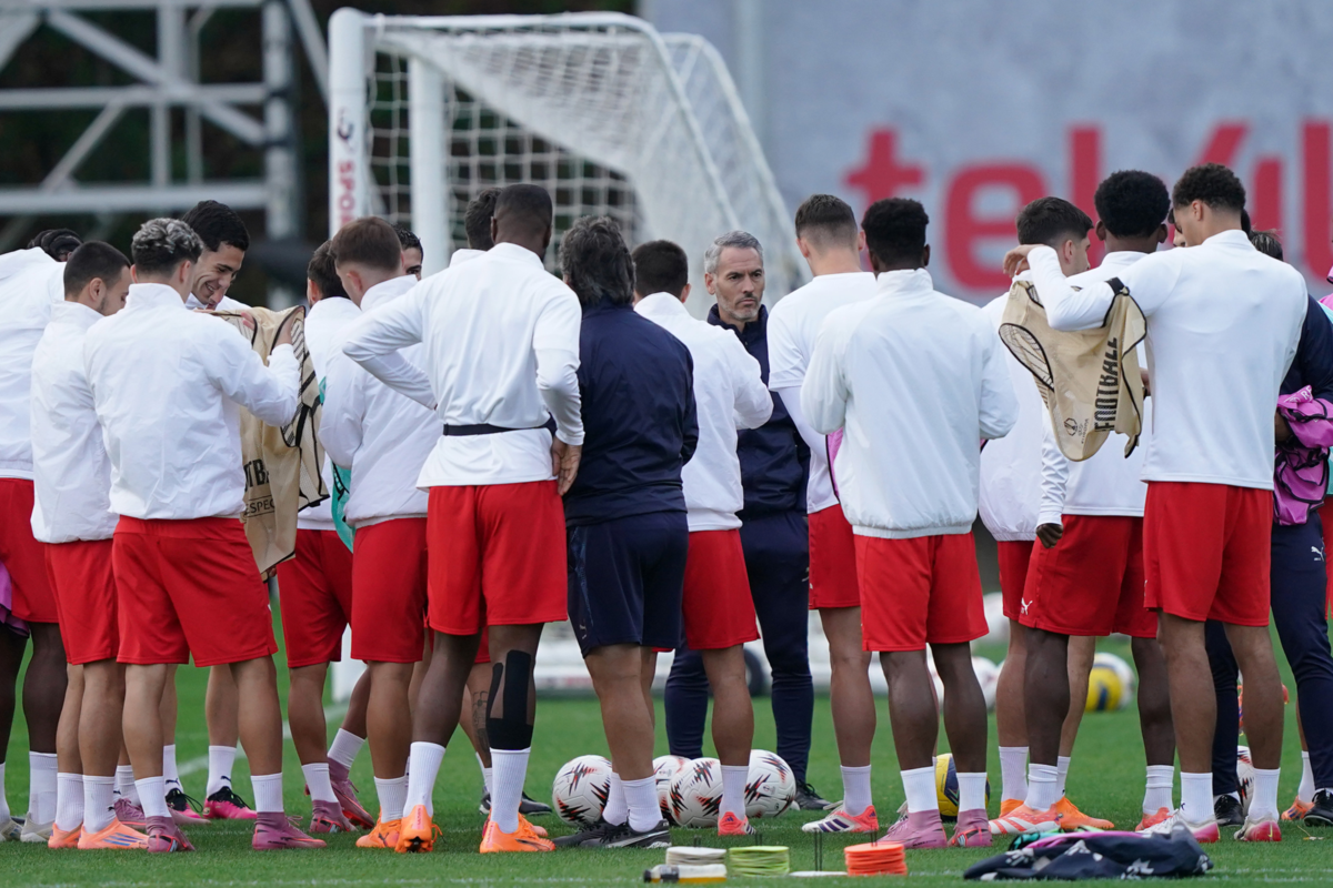 Carlos Vicens fala com os jogadores do Braga no último treino antes do Genk