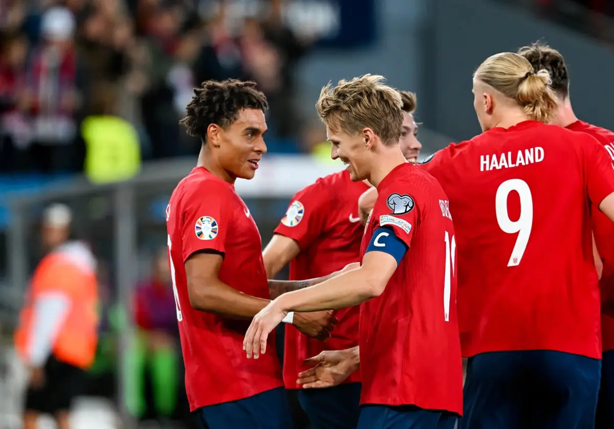 Nusa e o capitão Odegaard, com Haaland ao fundo