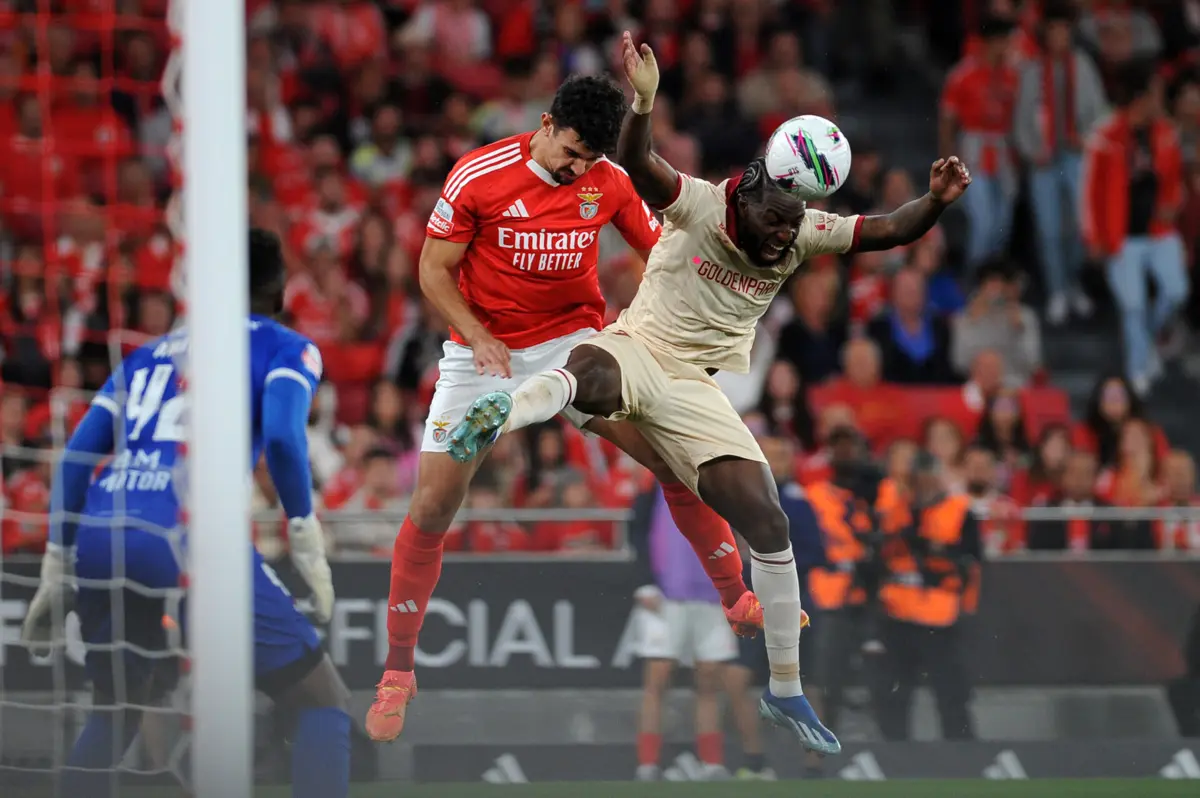 Sandro Cruz num duelo com Tomás Araújo, do Benfica (Créditos: Álvaro Isidoro/Global Imagens)