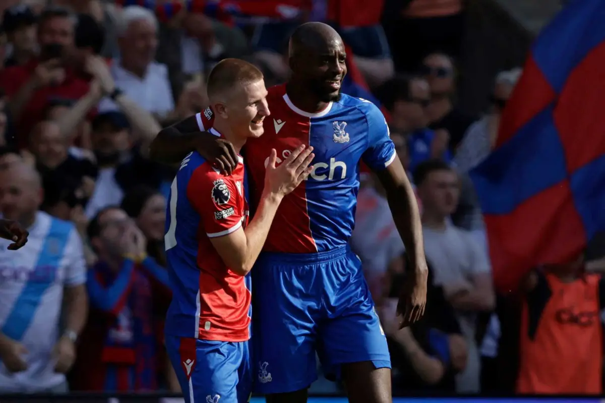 Adam Wharton, à esquerda (créditos: AFP)