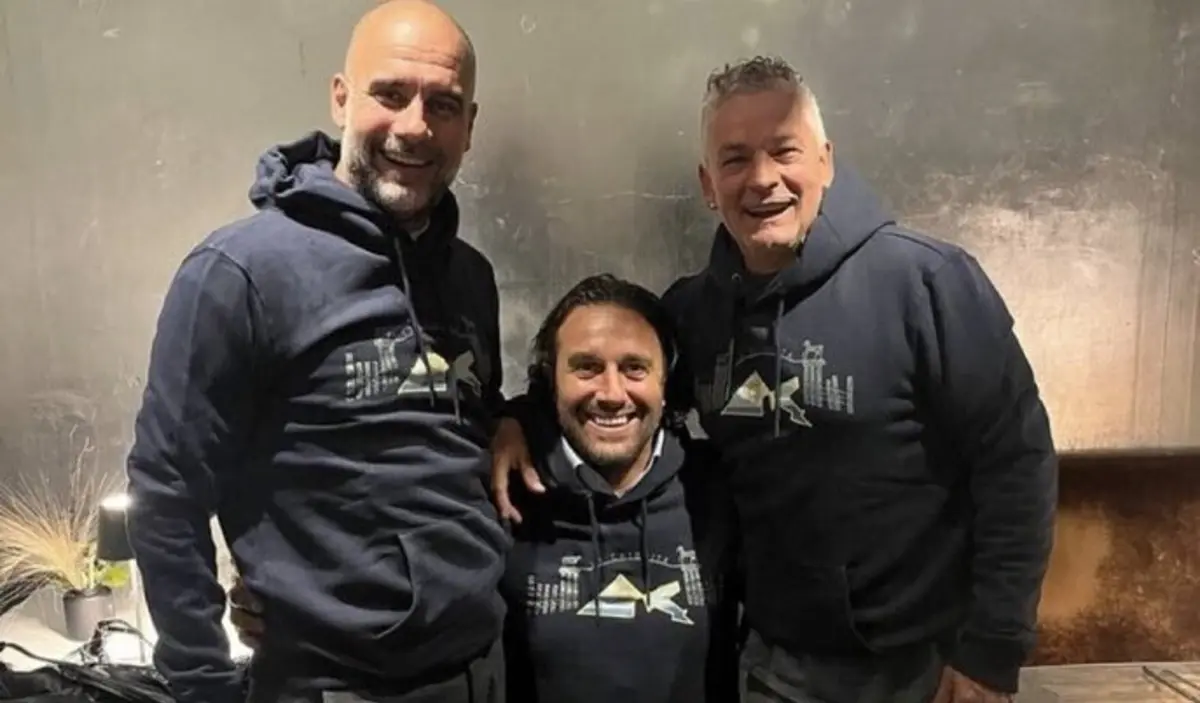 Gigante Luca Toni ajoelhou-se perante duas lendas do futebol, Pep Guardiola e Roberto Baggio