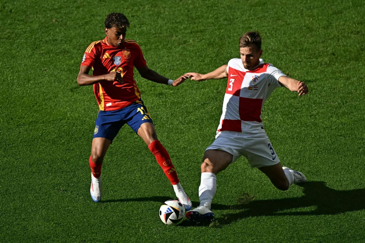 Yamal e Pongracic, no Espanha-Croácia (GABRIEL BOUYS AFP)