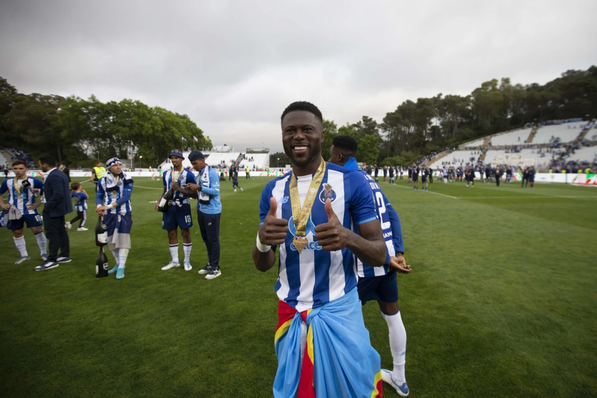 Mbemba recordou a passagem de sucesso pelo FC Porto (Créditos: Pedro Correia/Global Imagens)