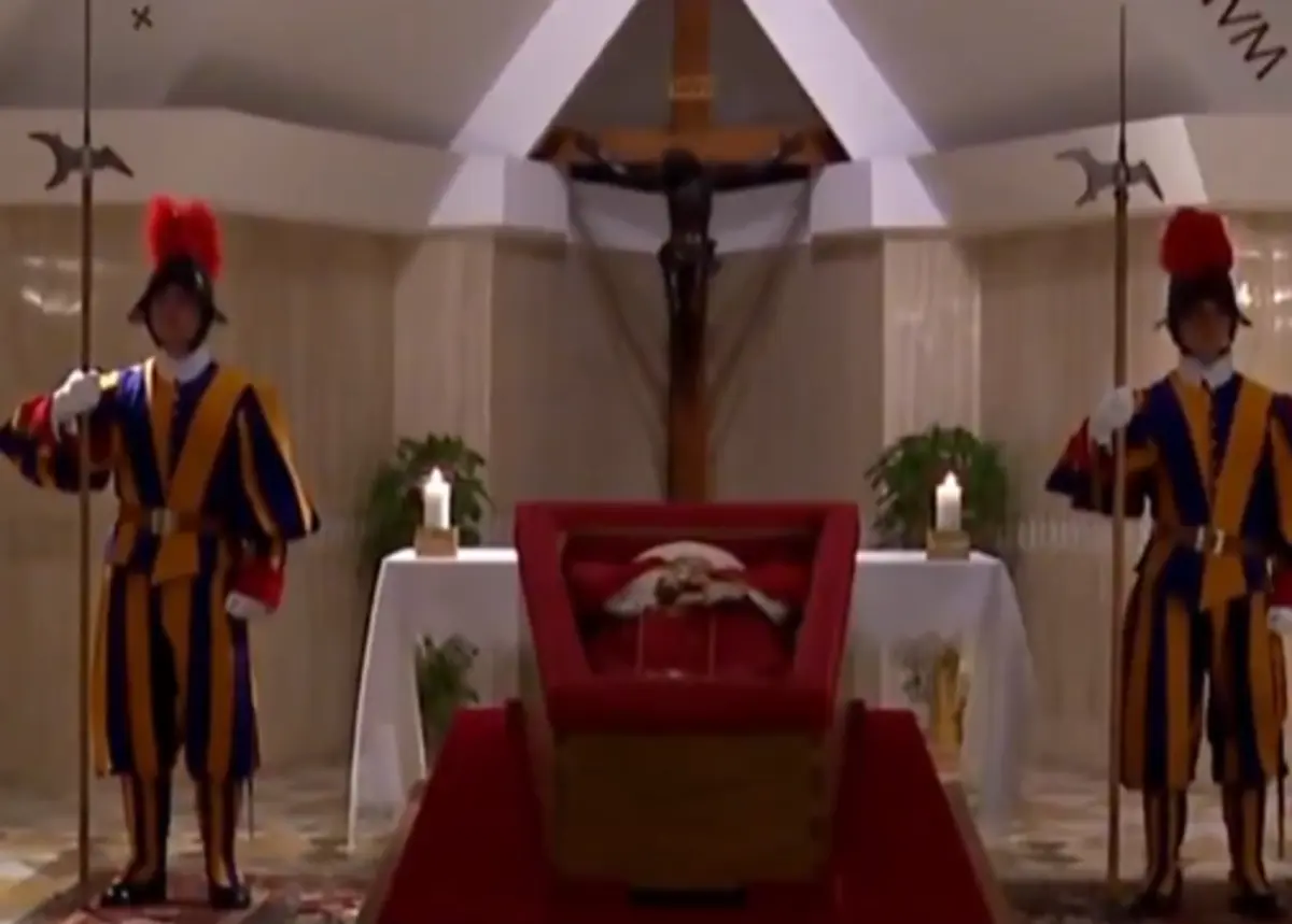 Imagem de contexto do artigo Vaticano divulga as primeiras imagens do Papa Francisco em caixão aberto