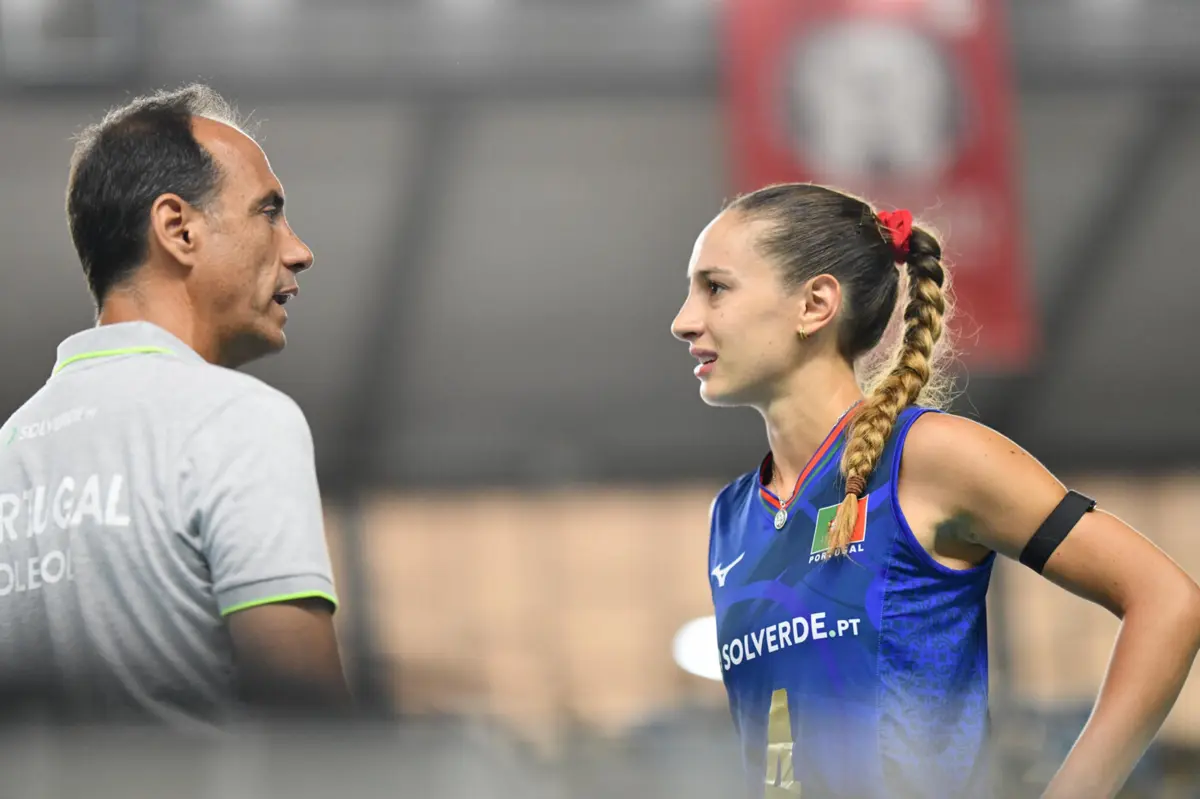Selecionador Hugo Silva com a líbero Matilde Calado (Créditos: Diogo Oliveira)