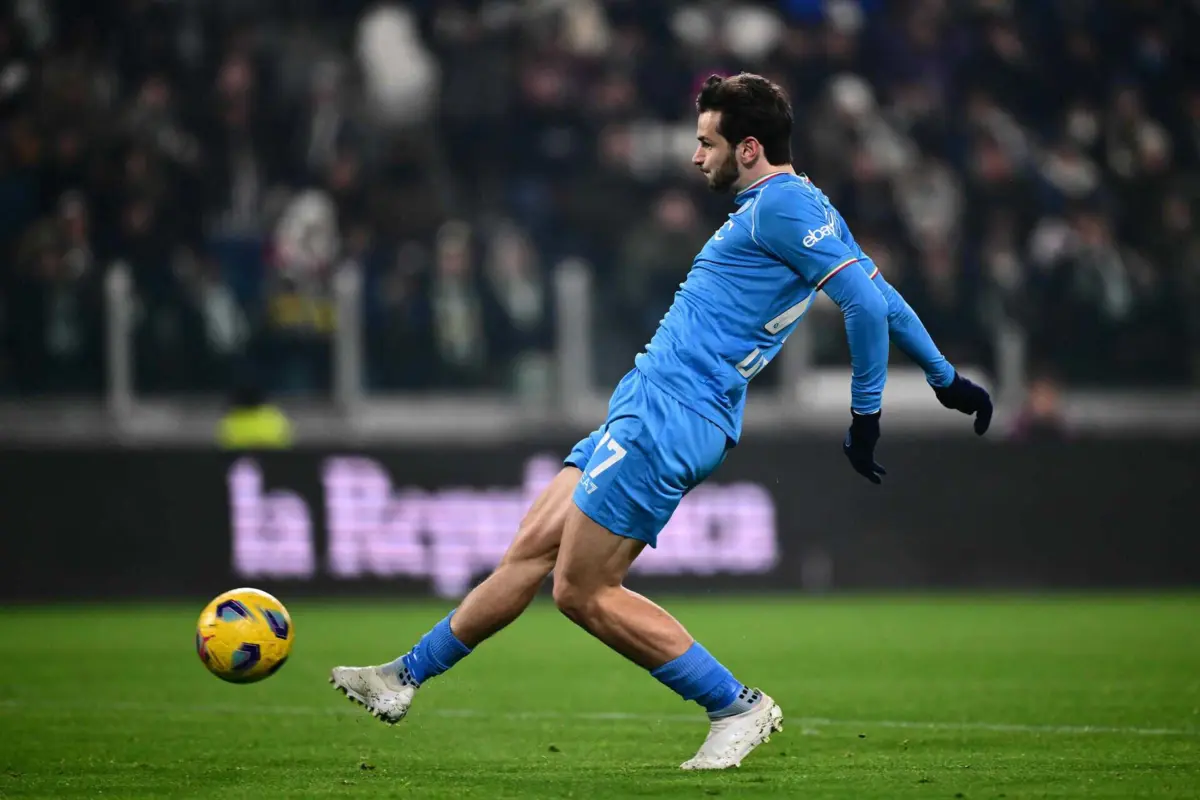 Khvicha Kvaratskhelia (Créditos: Marco BERTORELLO / AFP)