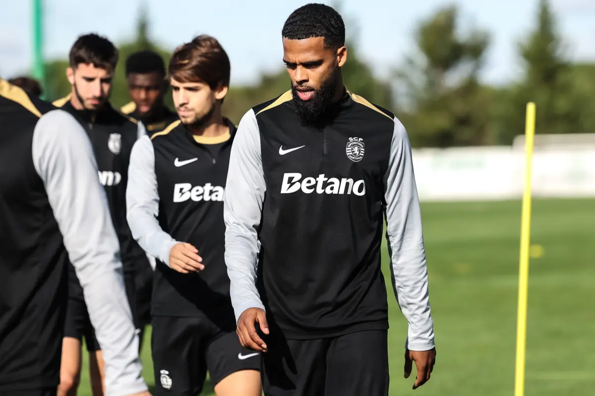 Daniel Bragança, ao meio, atrás de St. Juste