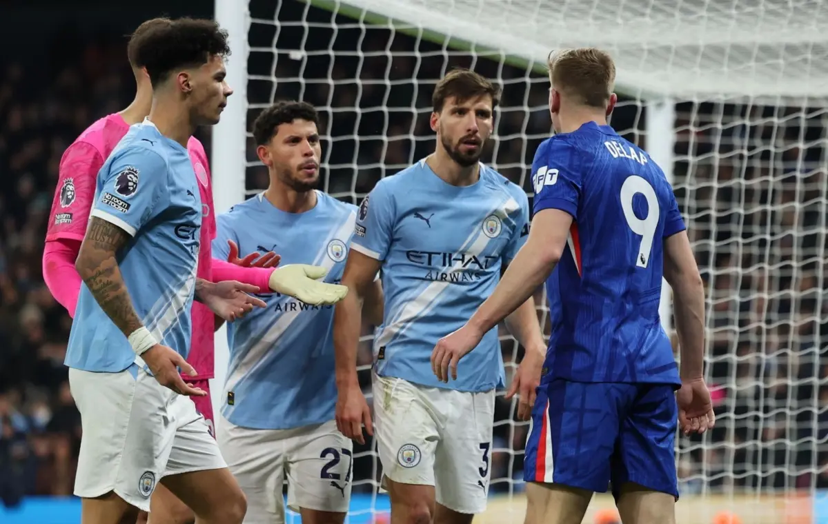 Rúben Dias em confusão com Liam Delap