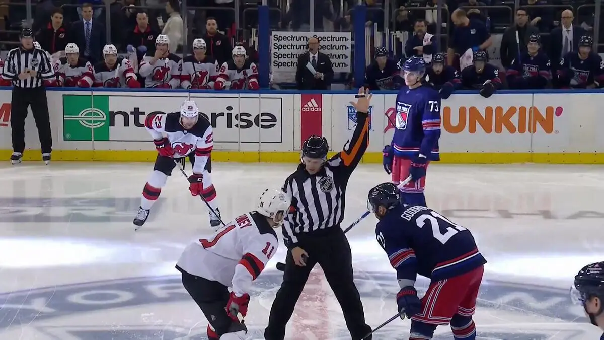 Imagem de contexto do artigo Pancadaria em jogo da NHL logo aos... dois segundos: veja o vídeo