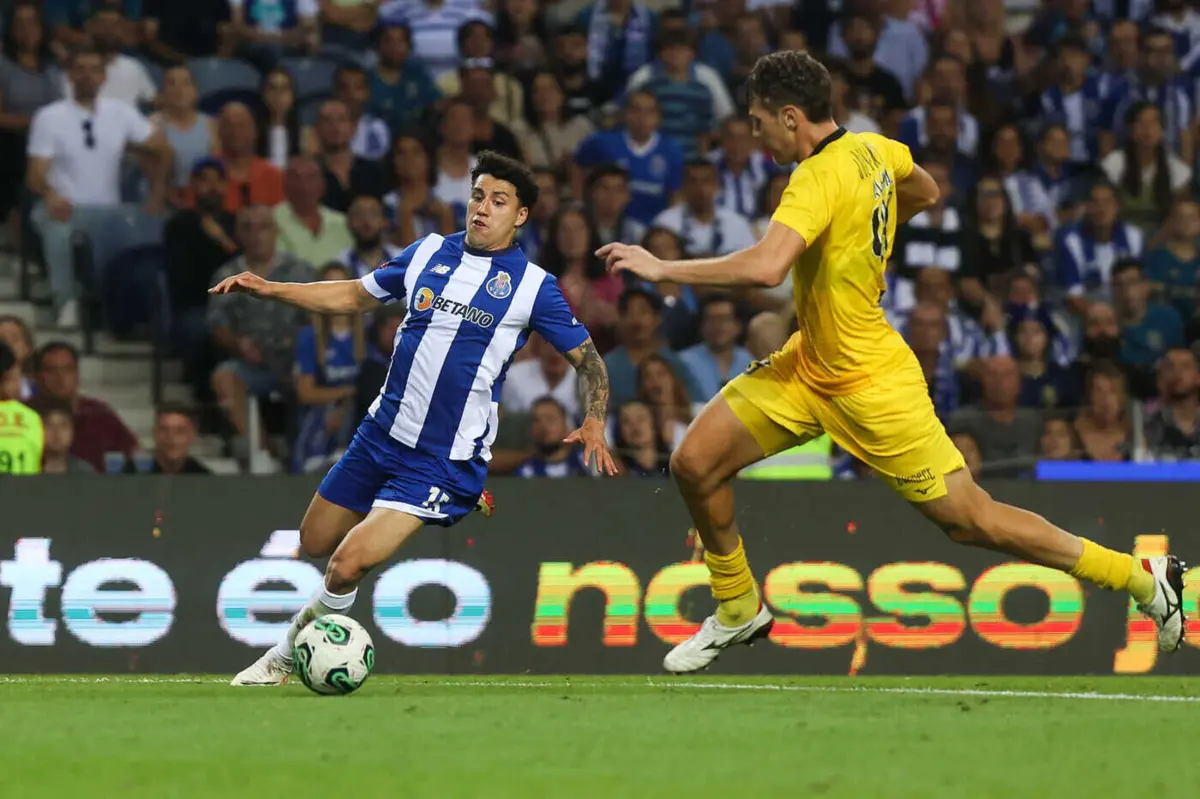 Jorge Sánchez, à esquerda, jogador do FC Porto