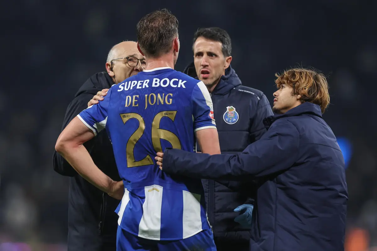 Luuk de Jong conversou com a equipa médica do FC Porto logo que terminou o jogo com o Estoril