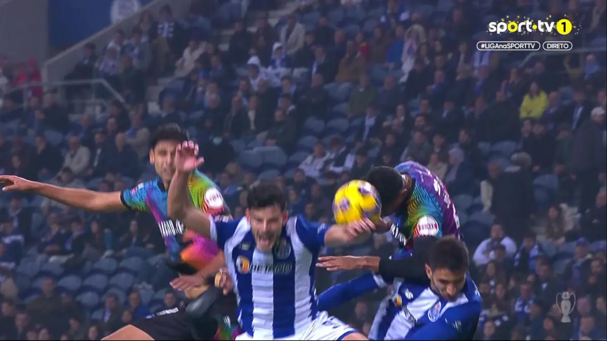 Imagem de contexto do artigo Chaves pede penálti no último lance do jogo com o FC Porto: veja o vídeo