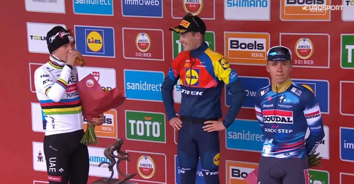 Imagem de contexto do artigo Pogacar perdeu na Amstel Gold Race, menos na cerveja: veja o momento