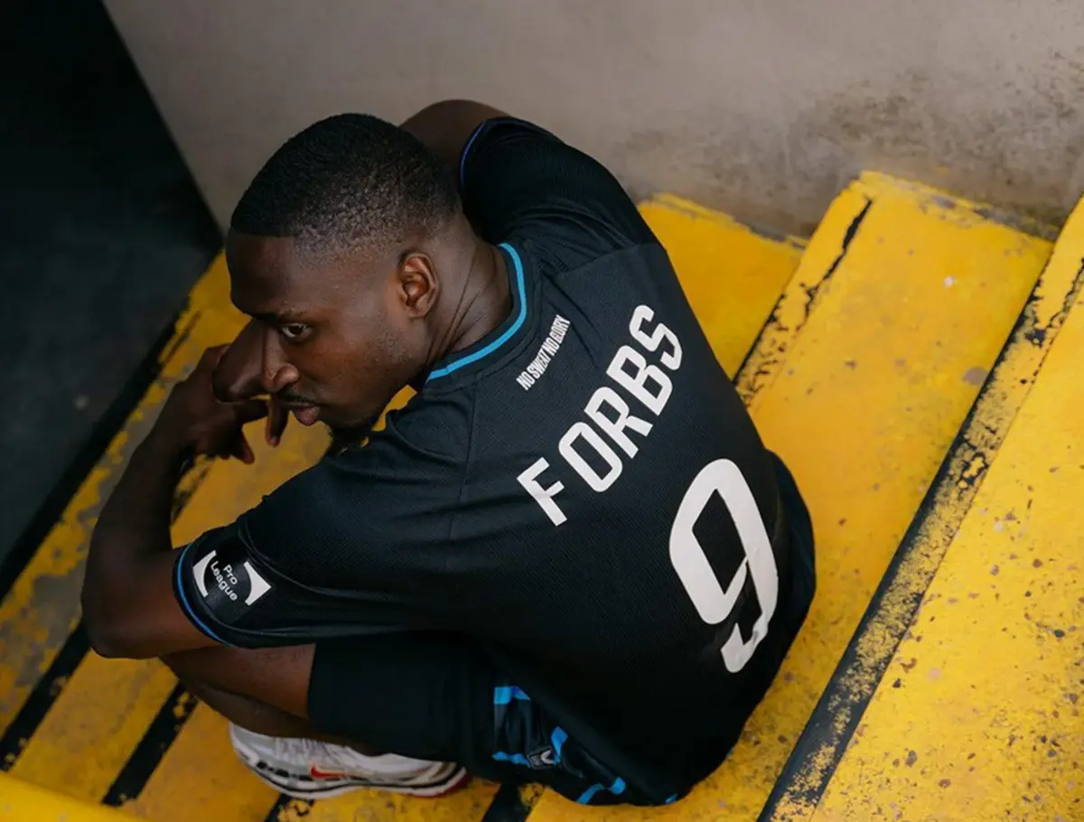 Imagem de contexto do artigo Oficial: Carlos Forbs deixa o Ajax e muda-se para a Bélgica