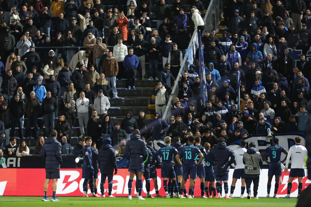 Vítor Bruno e os jogadores ouviram contestação em Famalicão (Créditos: Miguel Pereira/Global Imagens)