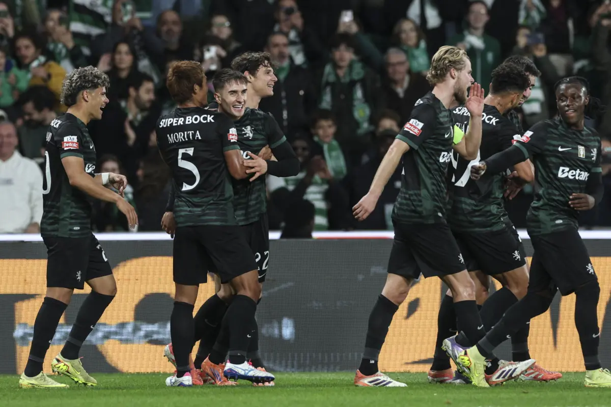 Jogadores do Sporting festejam com Iván Fresneda