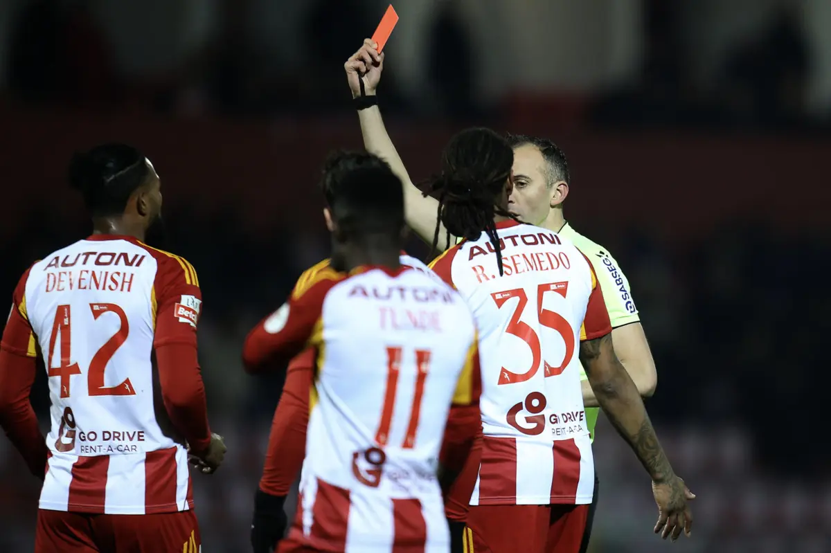 Imagem de contexto do artigo Entrada perigosíssima valeu expulsão no Aves SAD-Arouca: assista ao lance