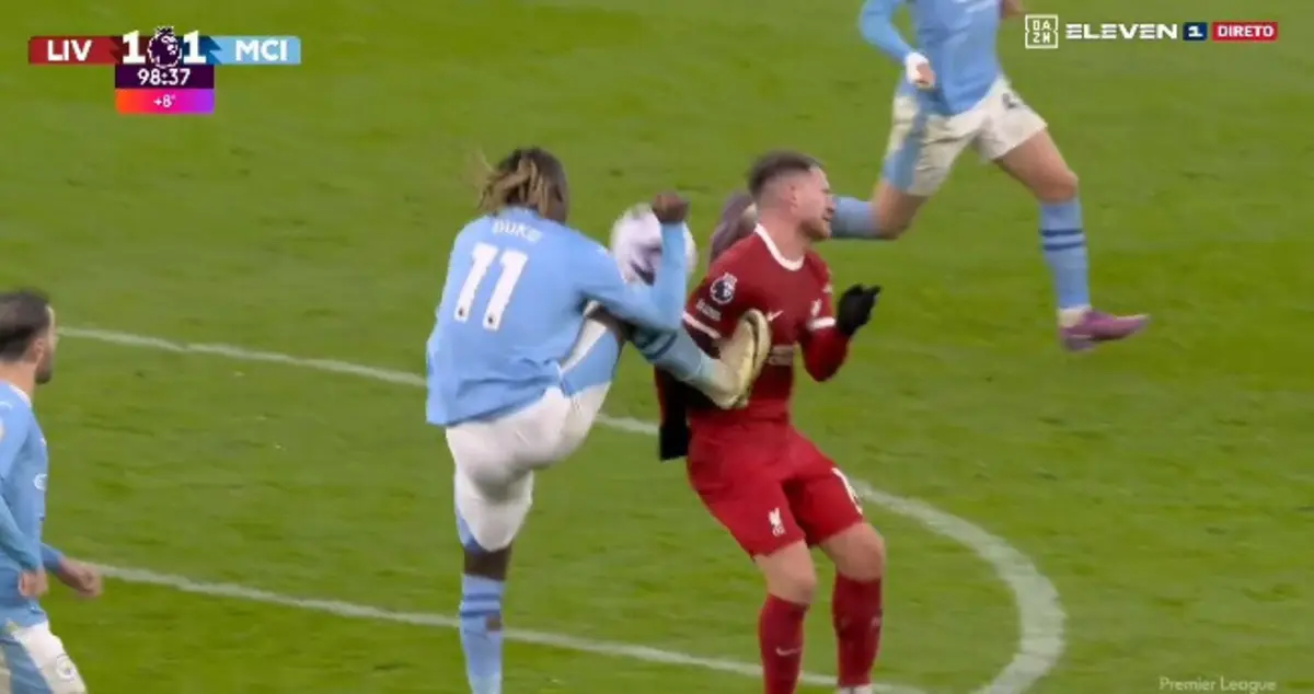 Lance entre Doku e Mac Allister (créditos: DAZN)