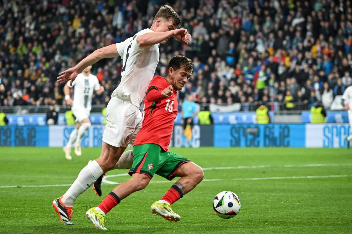 Otávio com a camisola da Seleção portuguesa (Créditos: Jure Makovec / AFP)