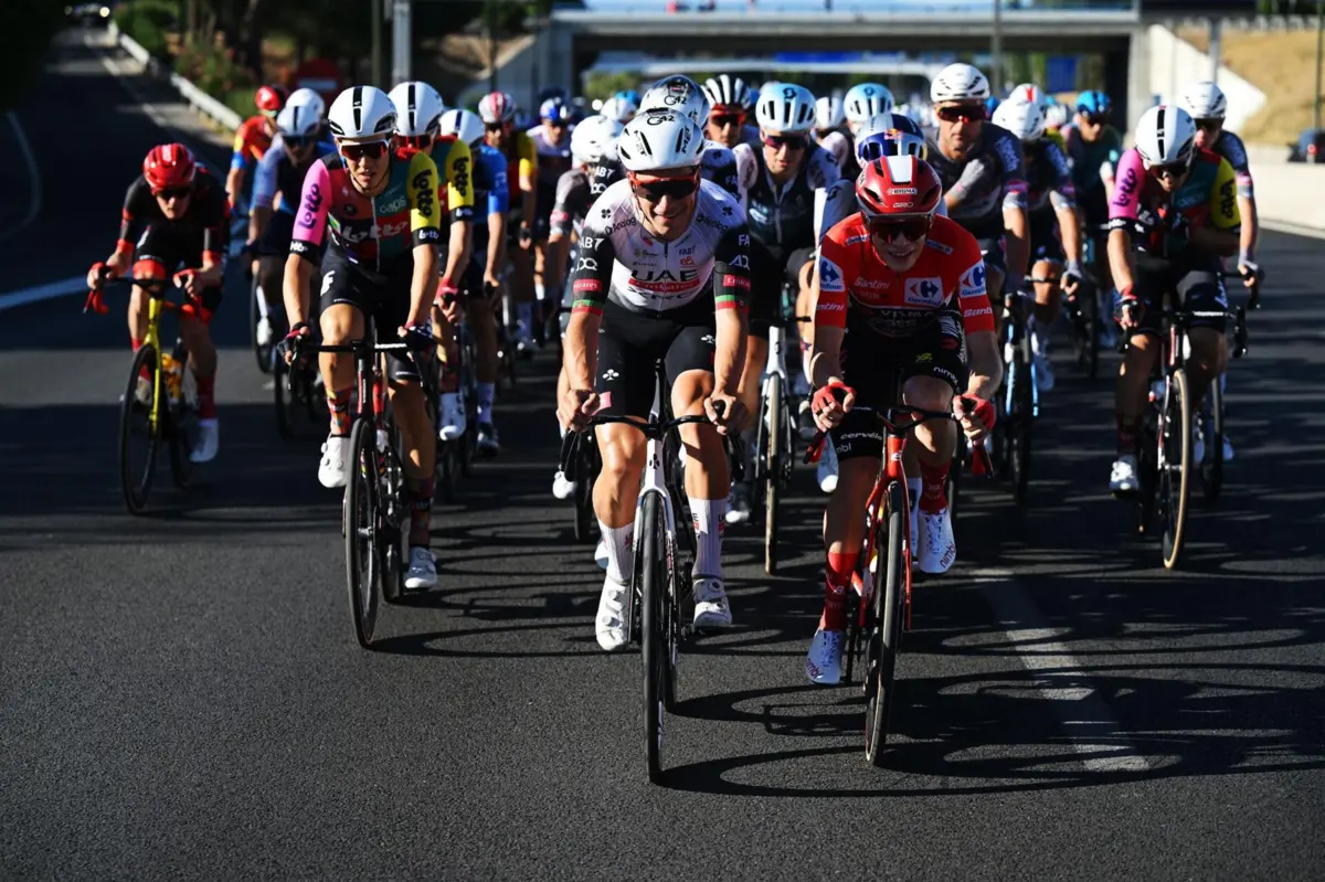 João Almeida e Jonas Vingegaard na frente do pelotão da Volta a Espanha