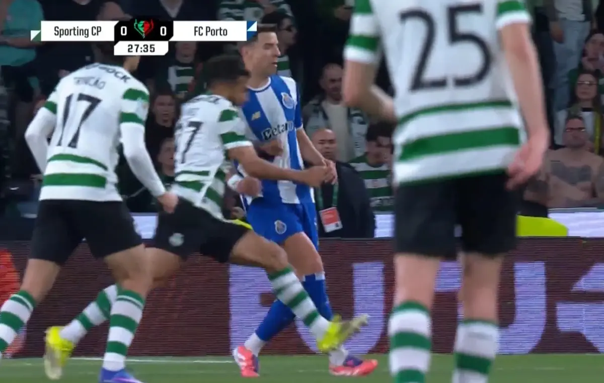 Imagem de contexto do artigo O lance entre Luis Suárez e Bednarek que lesionou o polaco. Assista ao vídeo