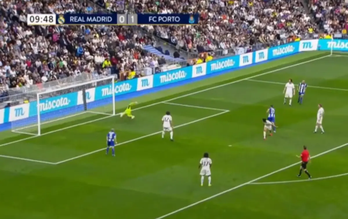 Imagem de contexto do artigo Casillas ainda está para as curvas e esta defesa é a prova