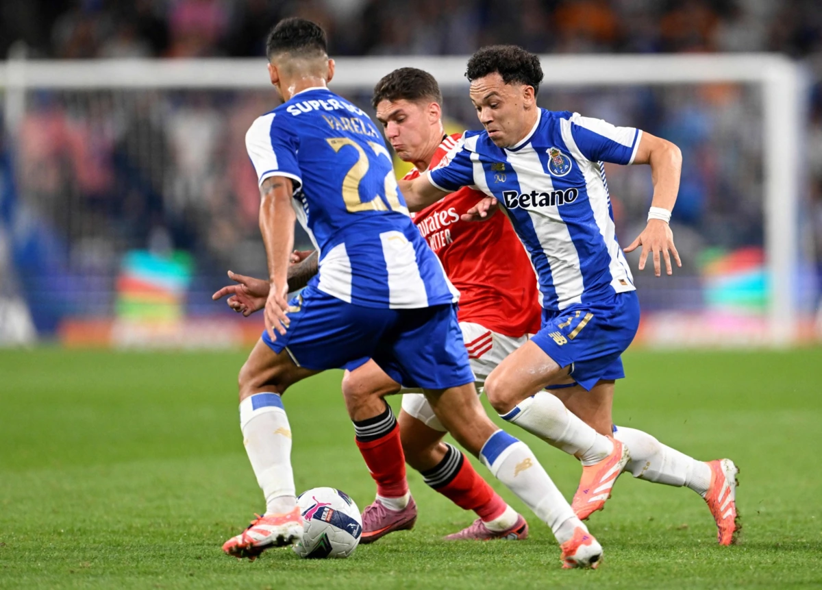 Pepê no jogo frente ao Benfica