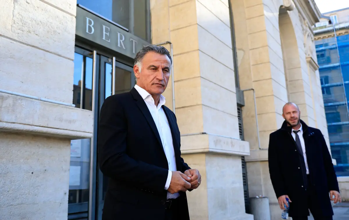 Galtier à porta do tribunal