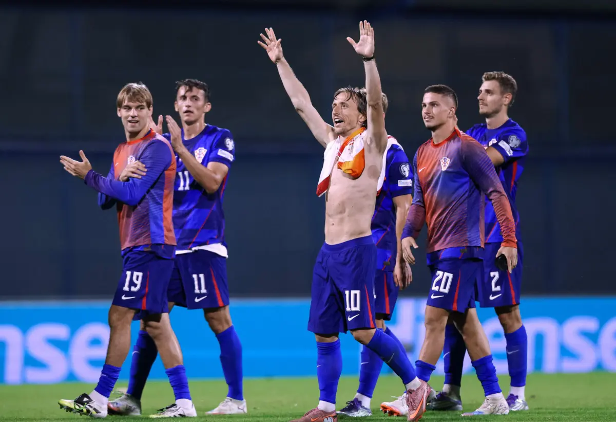 Ivanovic, atrás de Modric (Créditos: AFP)