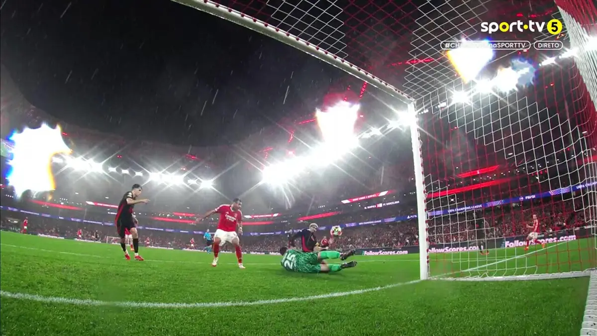 Imagem de contexto do artigo Benfica reage de imediato e repõe vantagem de dois golos contra o Barcelona. Veja o golo