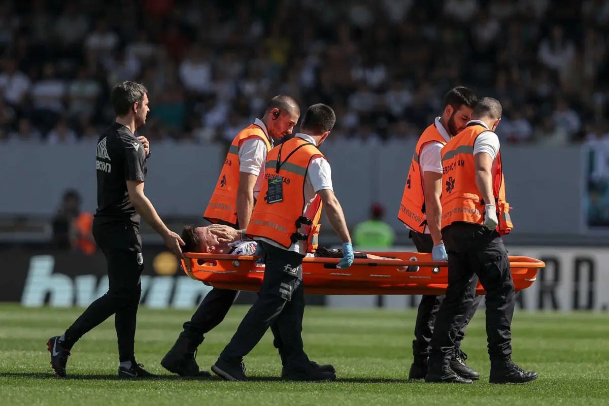 João Mendes sai lesionado (Créditos: Miguel Pereira/Global Imagens)