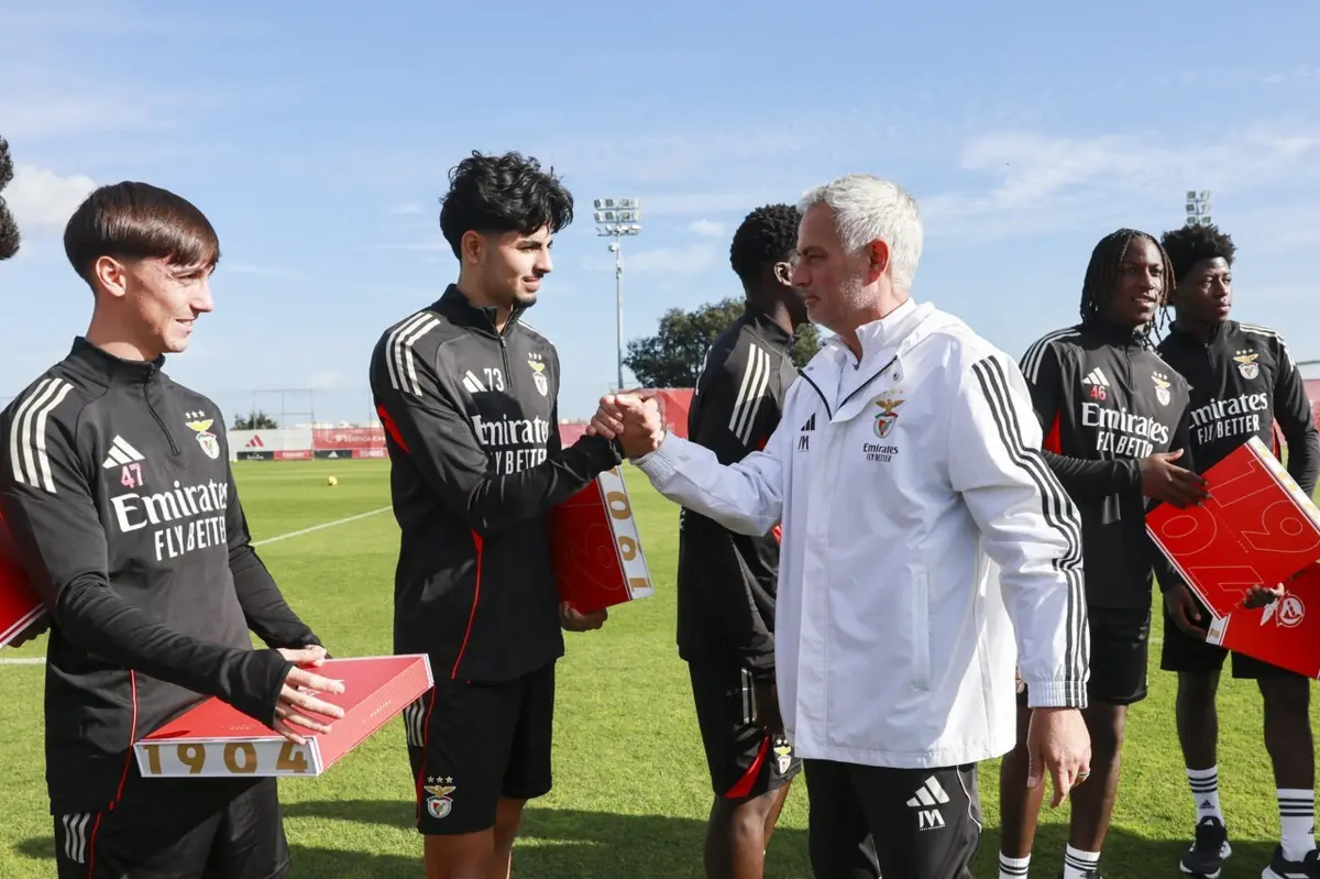 Mourinho recebe campeões mundiais de sub-17