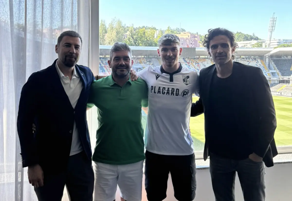 Os empresários Igor Campanelli e José Carlos, com o reforço José Bica e o diretor-desportivo do V. Guimarães, Rogério Matias