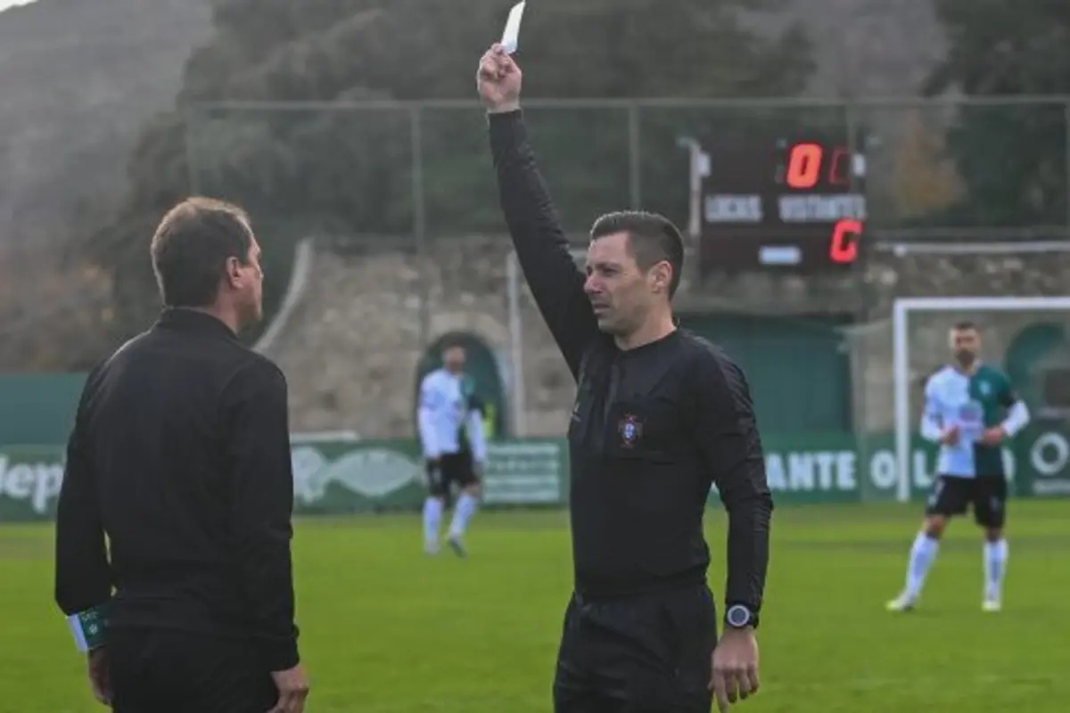 Cartão branco para o Covilhã (Créditos: FPF)