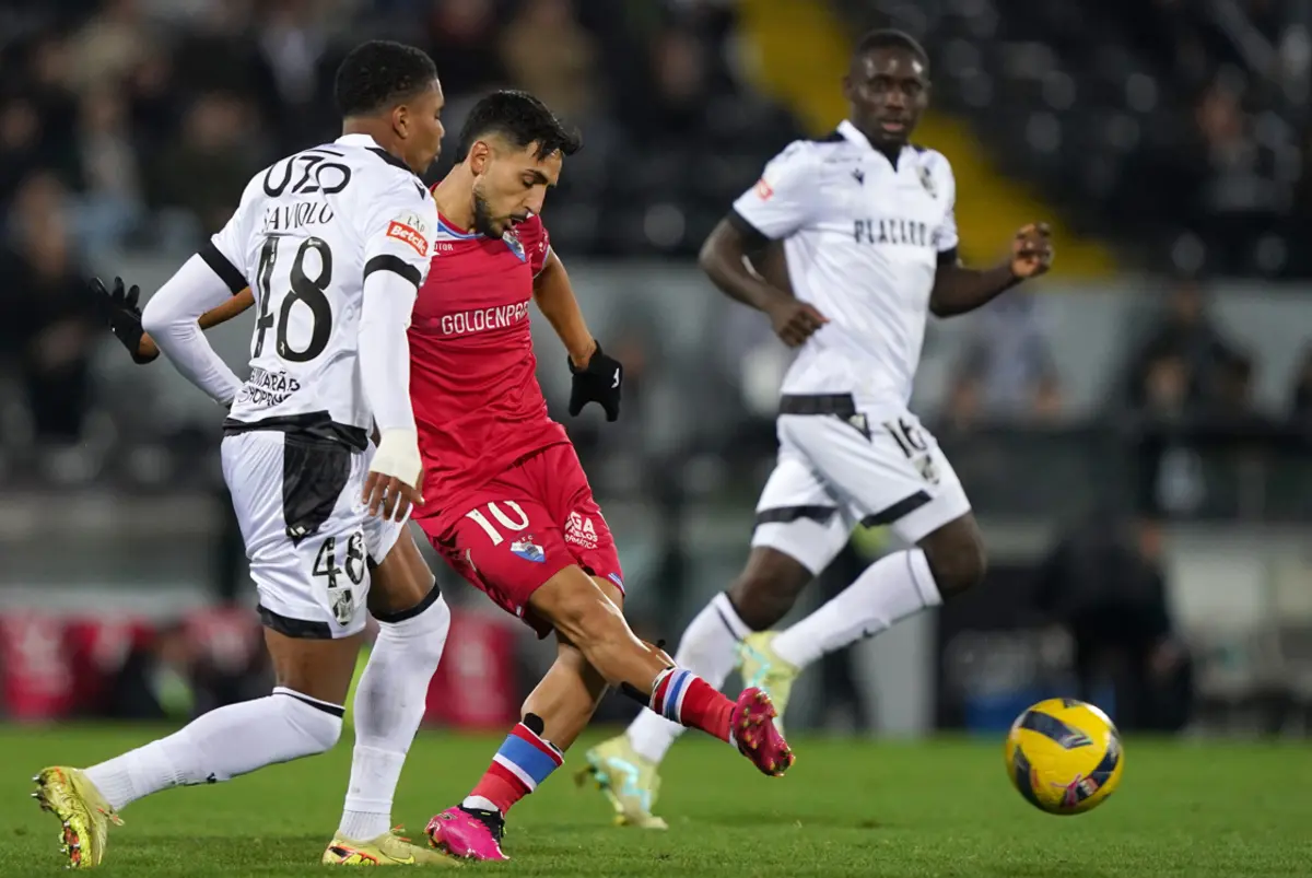 Noah Saviolo, à esquerda, no jogo contra o Gil Vicente
