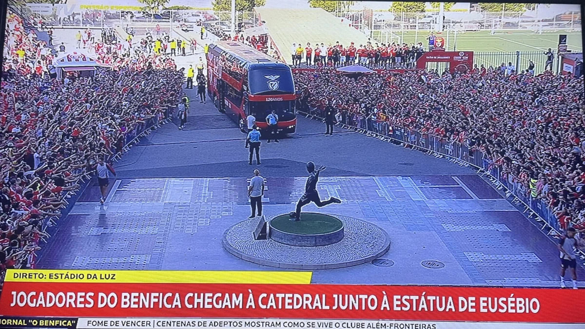 Imagem de contexto do artigo Benfica chegou à Luz junto à estátua de Eusébio e cumprimentou adeptos