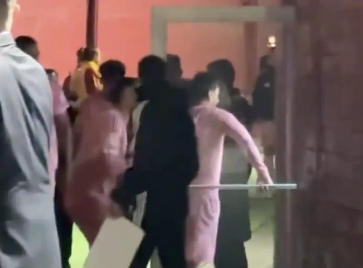 Imagem de contexto do artigo Messi queria confrontar equipa de arbitragem e foi agarrado por Luis Suárez. Ora veja