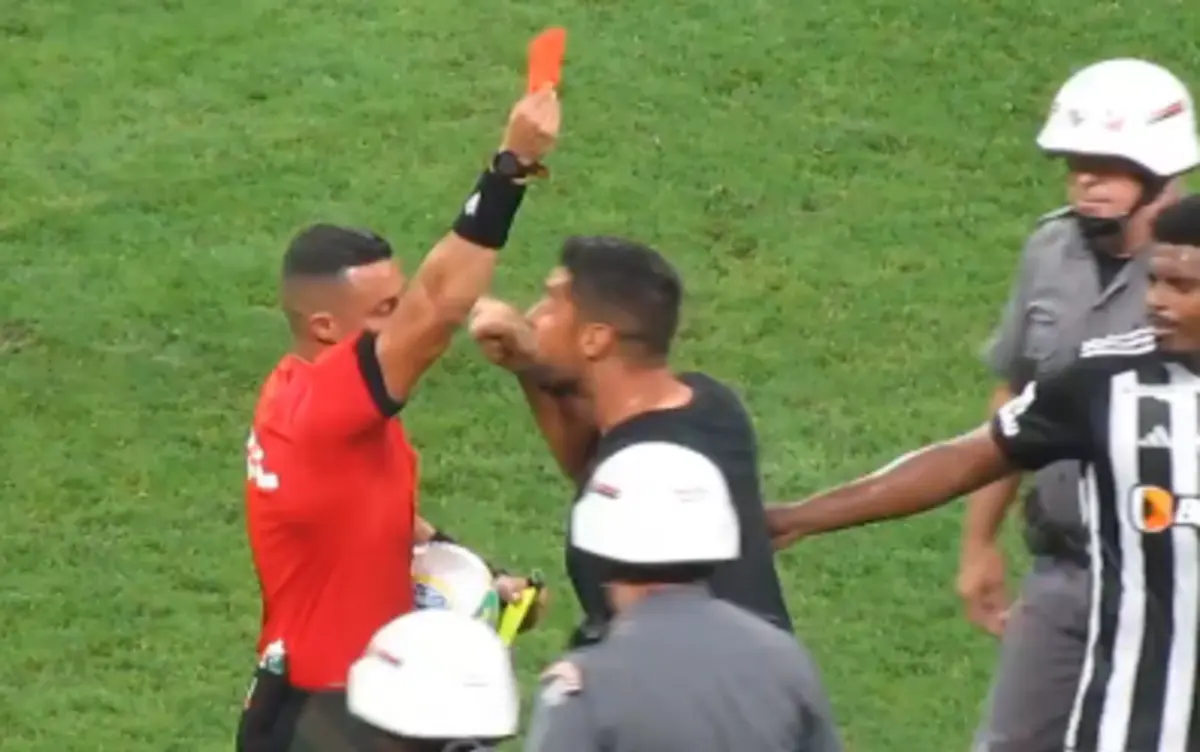 Imagem de contexto do artigo António Oliveira expulso e muito exaltado com o árbitro no Corinthians-Atlético Mineiro