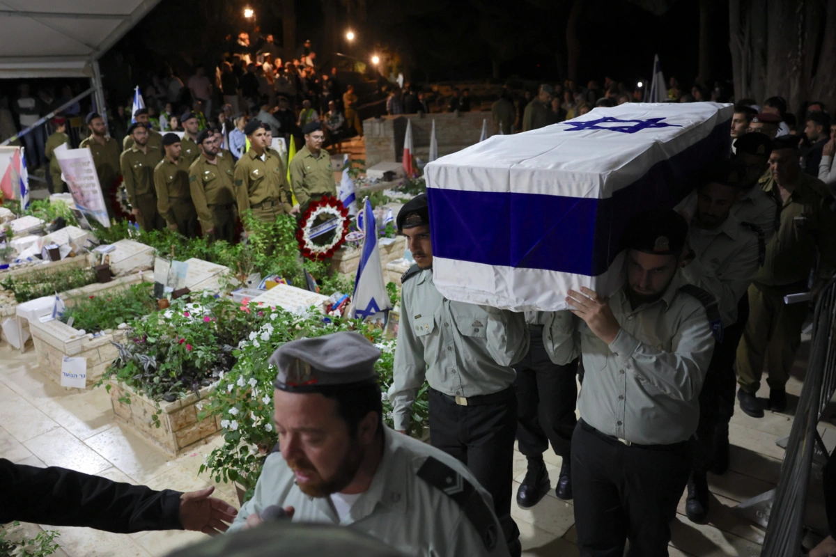 epa12456131 Israeli soldiers carry the coffin of late Israeli soldier hostage Daniel Peretz during his funeral procession in mount herzel in Jerusalem, Israel, 15 October 2025. Daniel Peretz was kidnapped by Hamas on 07 October 2023 from Kibbutz Nachal Oz and killed in captivity. His body was returned during the ceasefire deal on 13 October 2025.  EPA/ABIR SULTAN