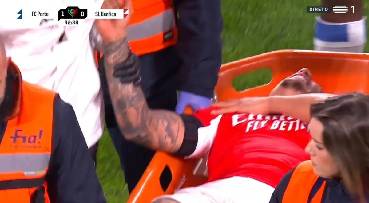 Imagem de contexto do artigo FC Porto-Benfica: Richard Ríos sai de maca e muito queixoso