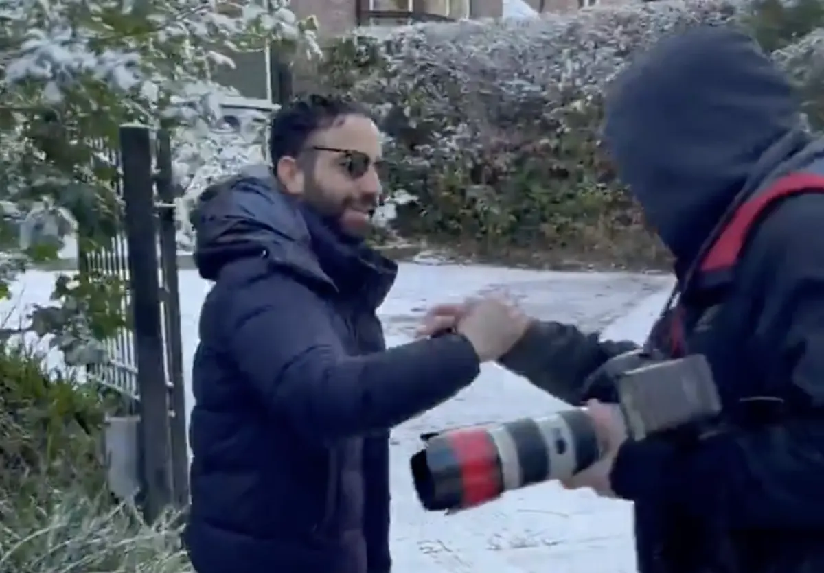 Imagem de contexto do artigo Rúben Amorim sorridente à saída de casa após ser despedido do United. Ora veja