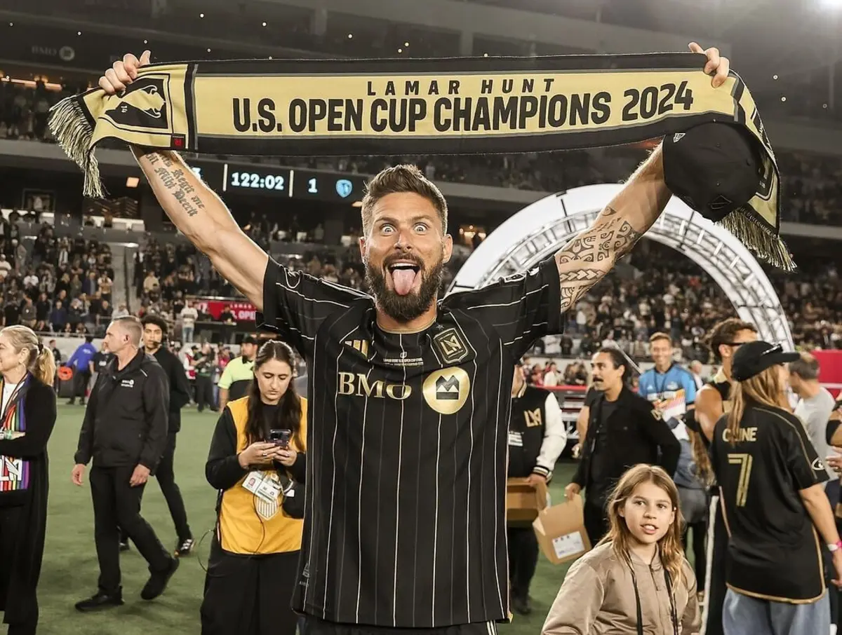 Camisola de Giroud que vai a leilão (créditos: Instagram)