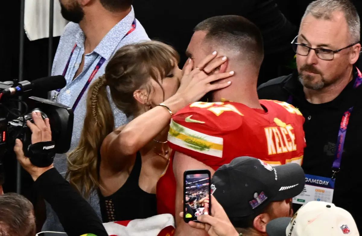 Taylor Swift e Travis Kelce (créditos: AFP)