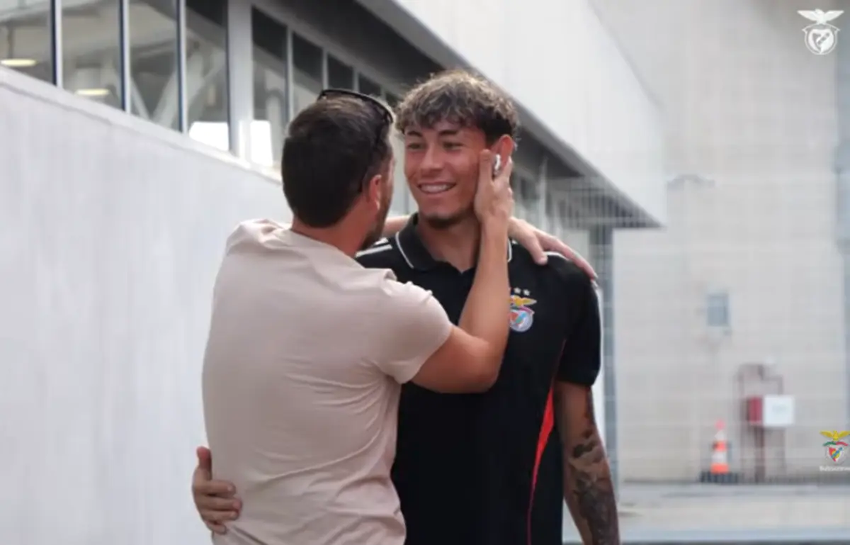 Imagem de contexto do artigo "É seu filho?" Mourinho abre caminho a um pai orgulhoso no aeroporto