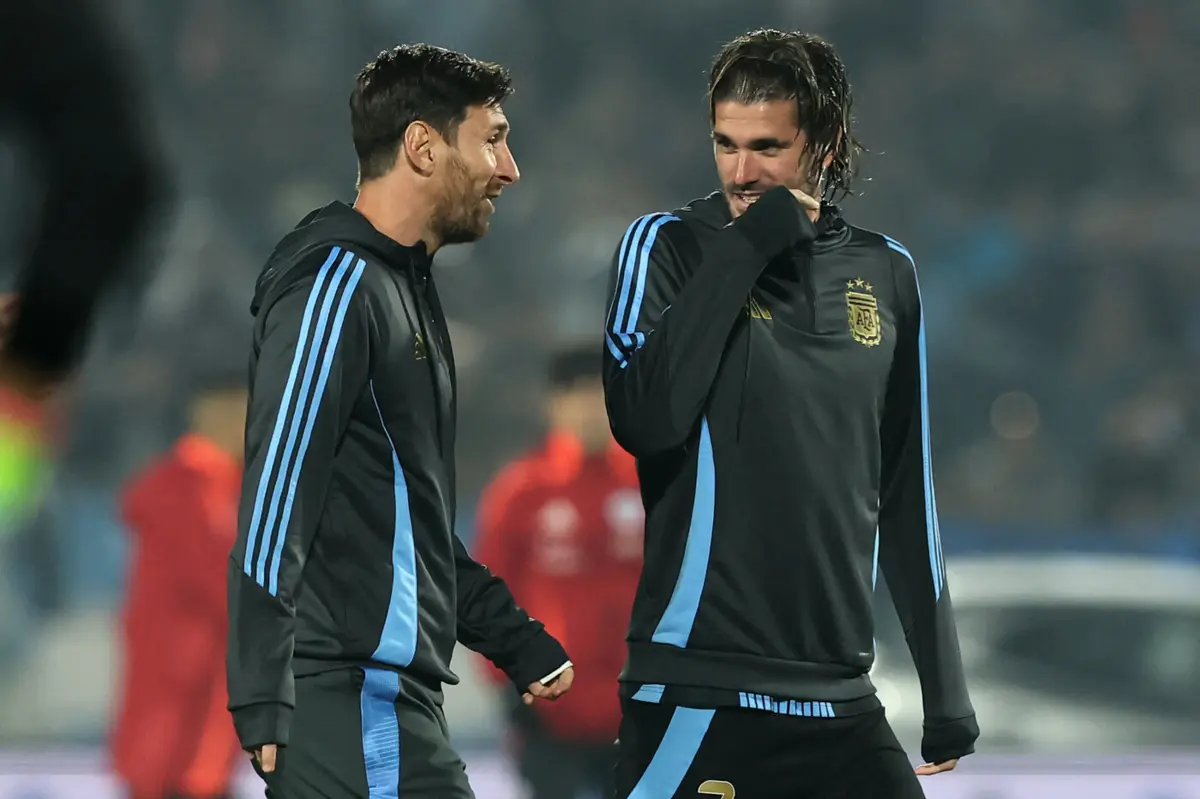 Lionel Messi e Rodrigo de Paul (créditos: AFP)
