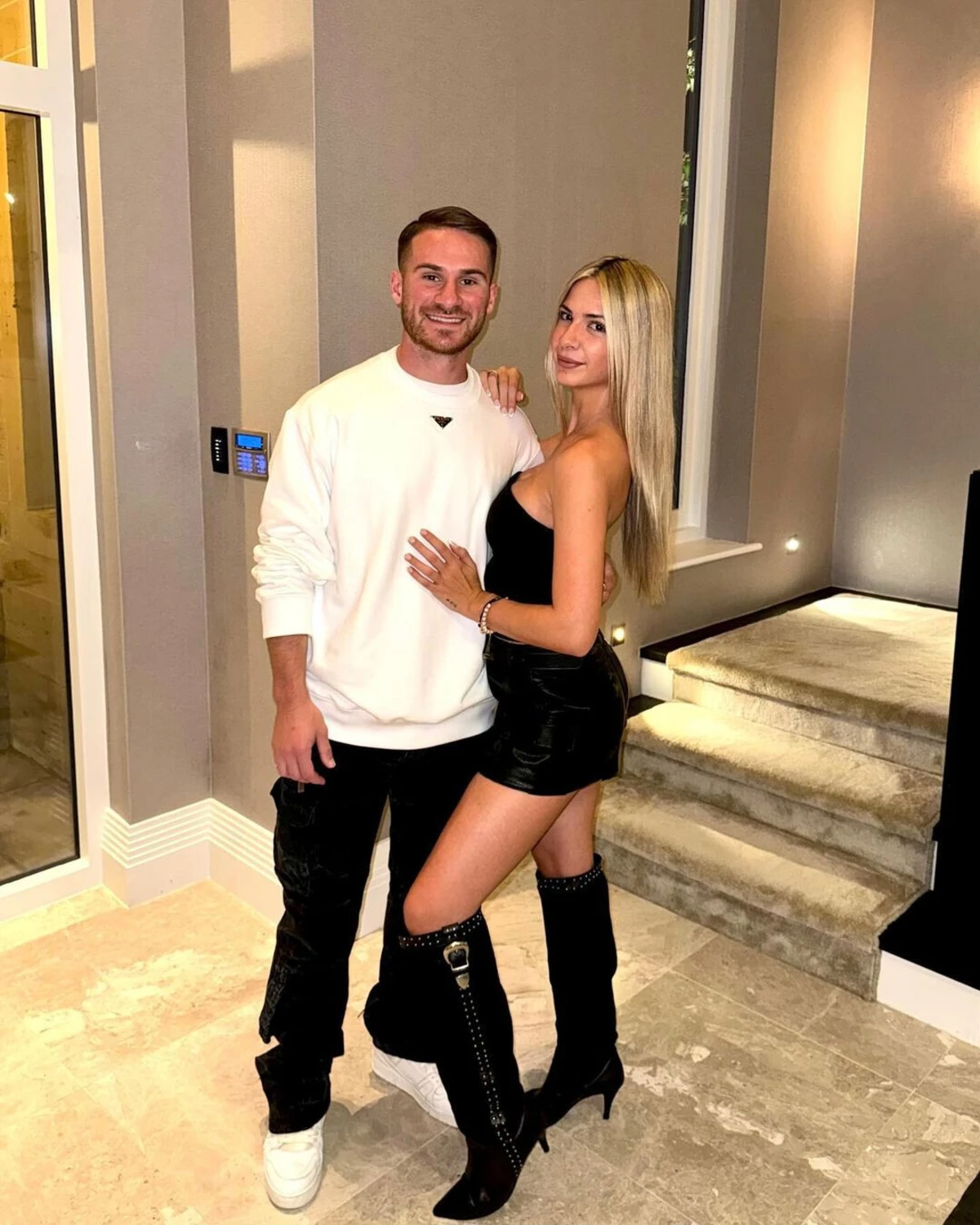 Alexis Mac Allister e Ailén Cova, a atual namorada