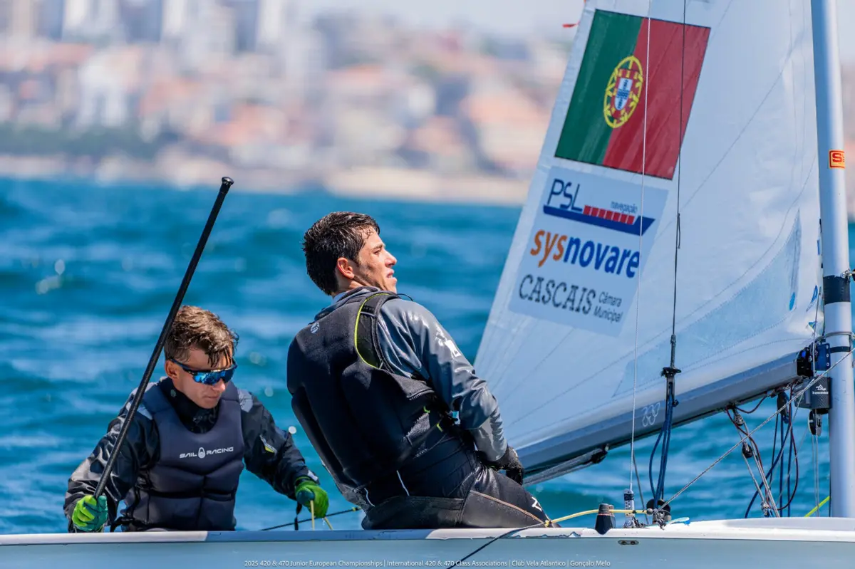 Imagem de contexto do artigo Francisco Uva e Duarte Reis seguem em 21.ºs nos Europeus de vela de juniores