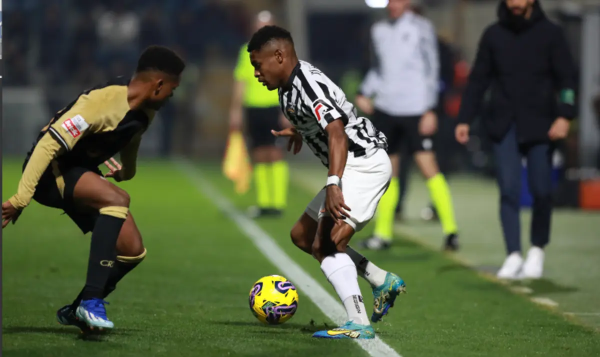 Hélio Varela num duelo com o Sporting (Créditos: Carlos Vidigal Jr./Global Imagens)