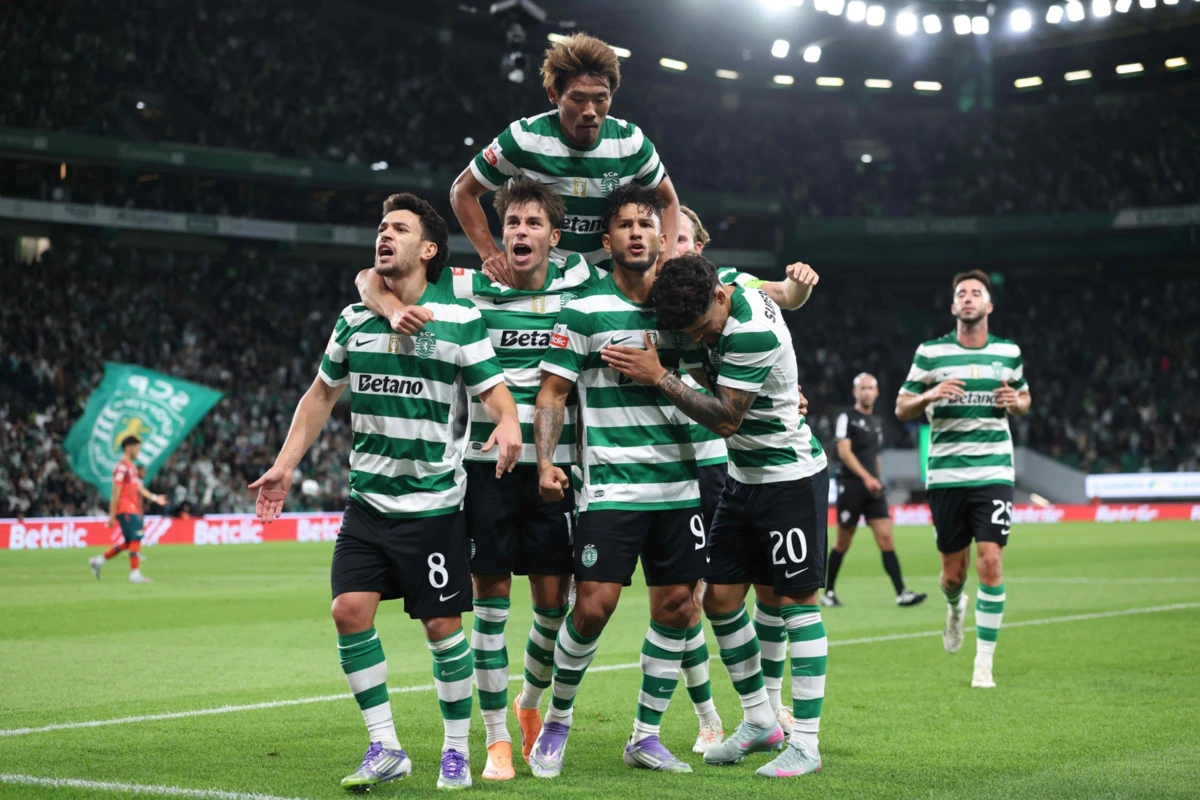 Jogadores do Sporting festejam golo de Luis Suárez contra o Moreirense
