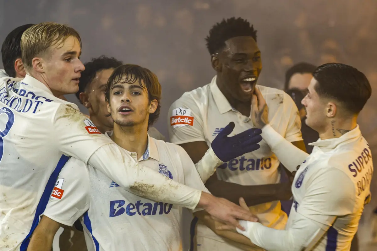 Borja Sainz felicitado pelos companheiros